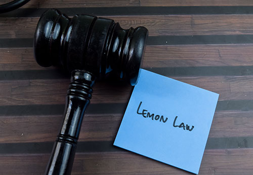 Gavel and a sticky note with LEMON LAW written on it, related to new car protection in San Francisco, CA.